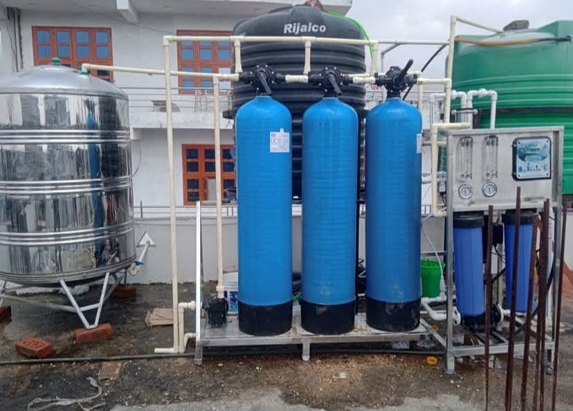 Water treatment installation with filter vessels and storage tank